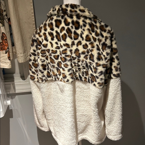 Suzanne Betro Animal Print Fleece Top - Picture 5 of 5